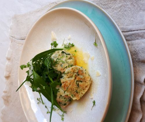 Frühlingskräuter-Käse-Knödel mit brauner Butter und Parmesanspänen