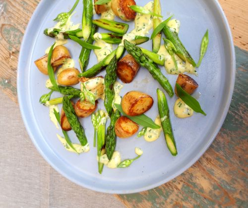 Gebratener Spargel mit jungen Kartoffeln und Bärlauch-Hollandaise