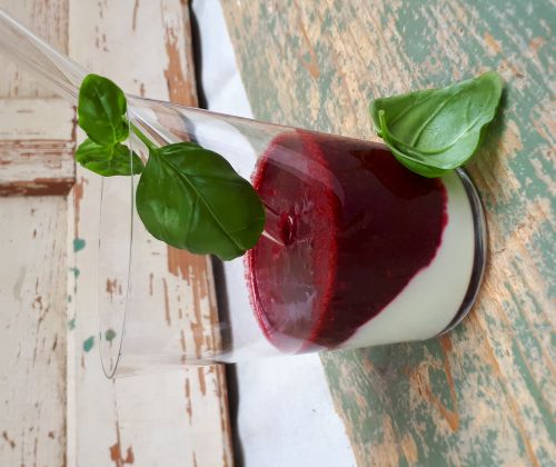 Aronia Drink mit Joghurt und Basilikum