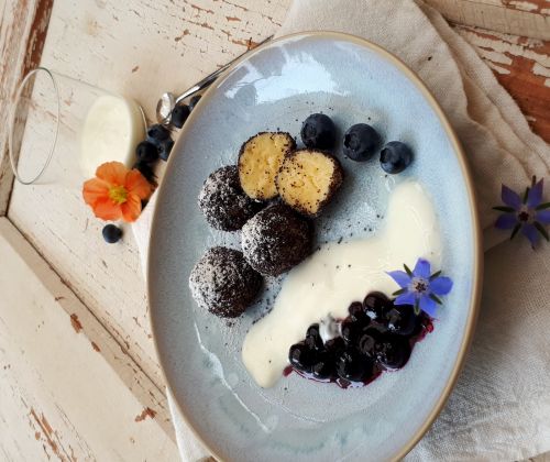 Mohn Grießknödel mit Blaubeerröster