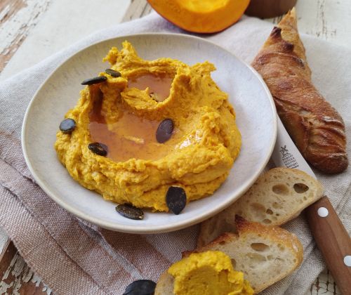 Kürbis Hummus mit brauner Butter