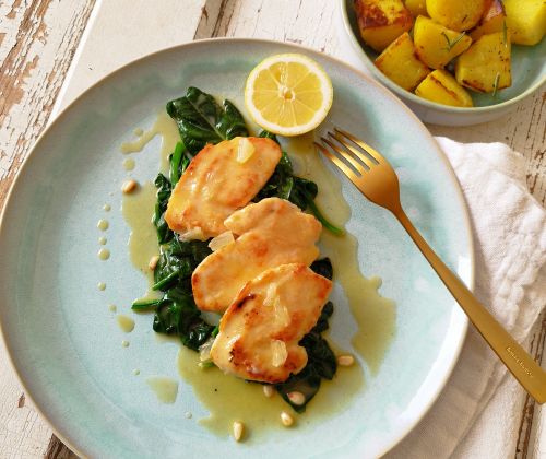 Zitronenschnitzel mit jungem Spinat und Pinienkernen