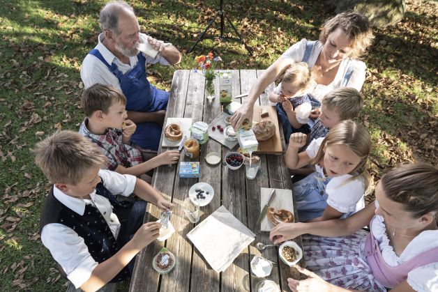 Familie beim Picknicken mit sternenfair Produkten