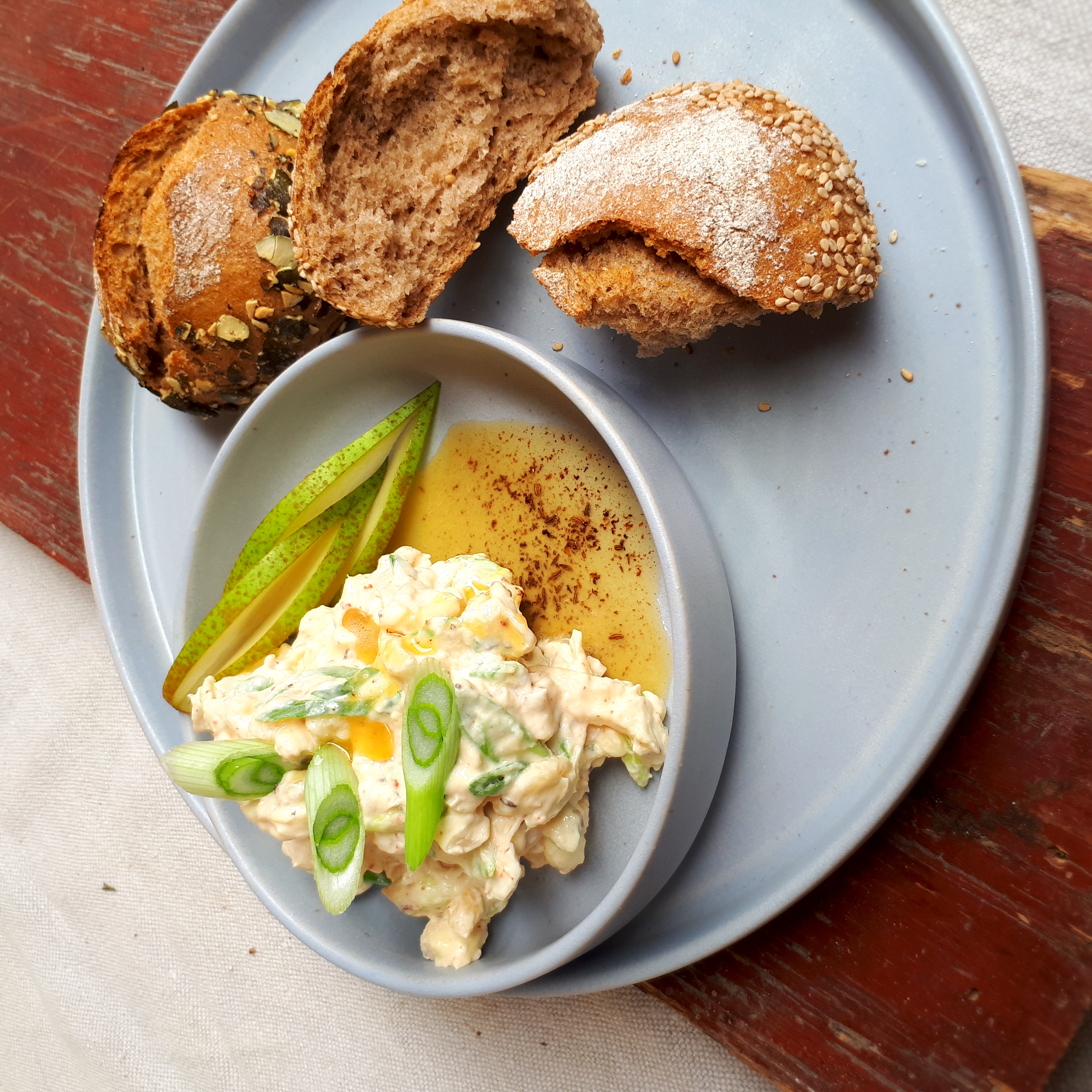 Birnen "Bazi" mit Frühlingszwiebeln und brauner Kümmelbutter