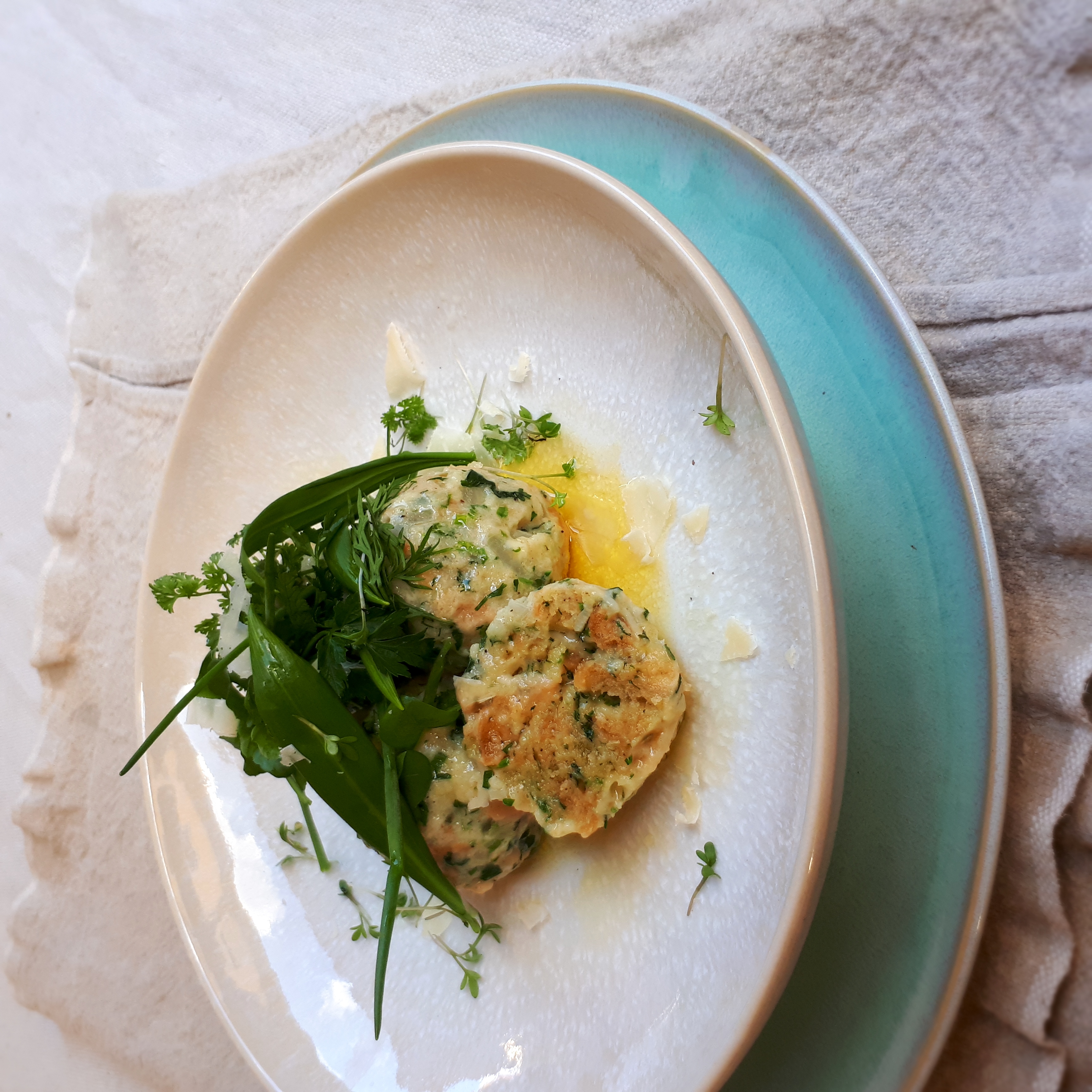 Frühlingskräuter-Käse-Knödel mit brauner Butter und Parmesanspänen