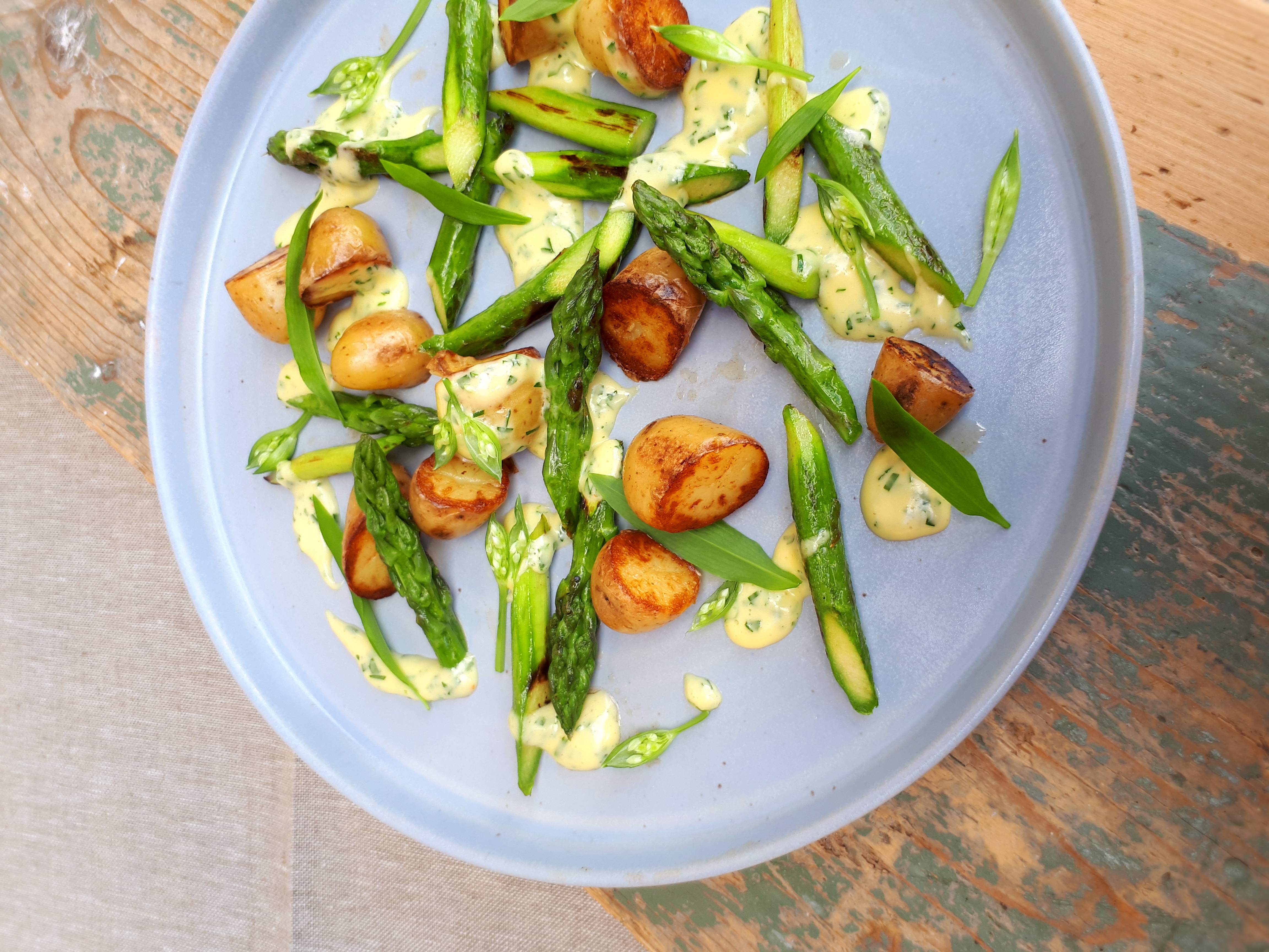 Gebratener Spargel mit jungen Kartoffeln und Bärlauch-Hollandaise