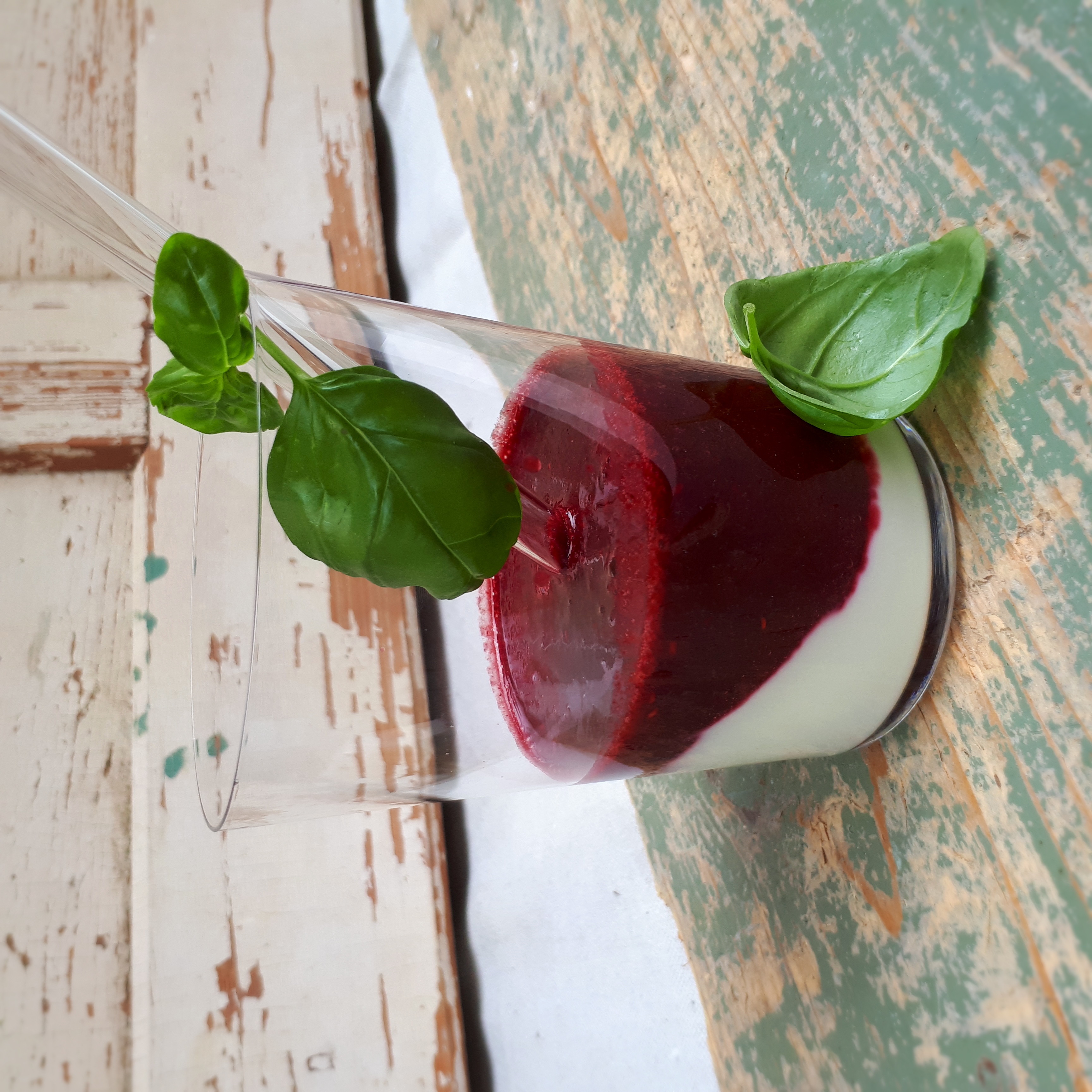 Aronia Drink mit Joghurt und Basilikum