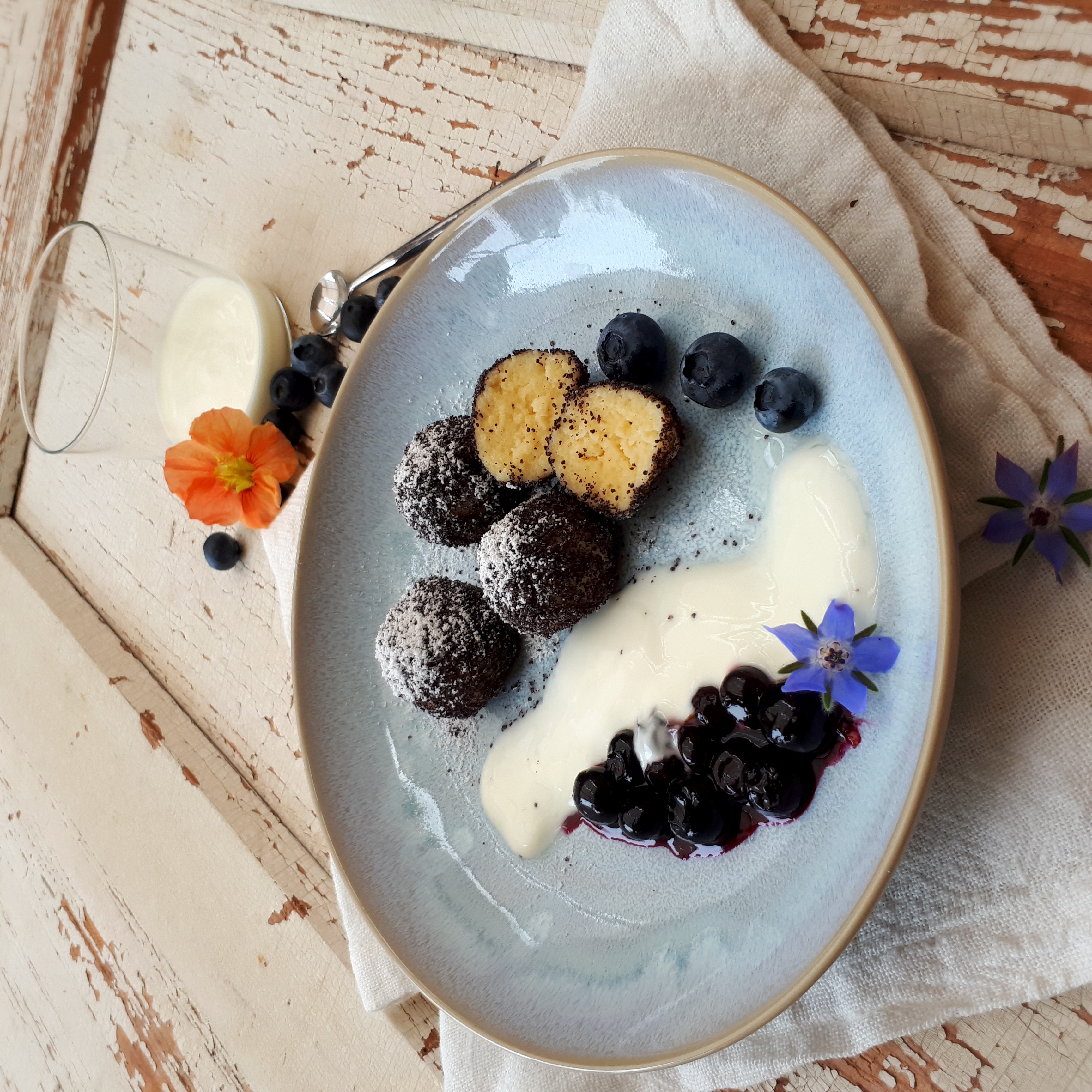 Mohn Grießknödel mit Blaubeerröster