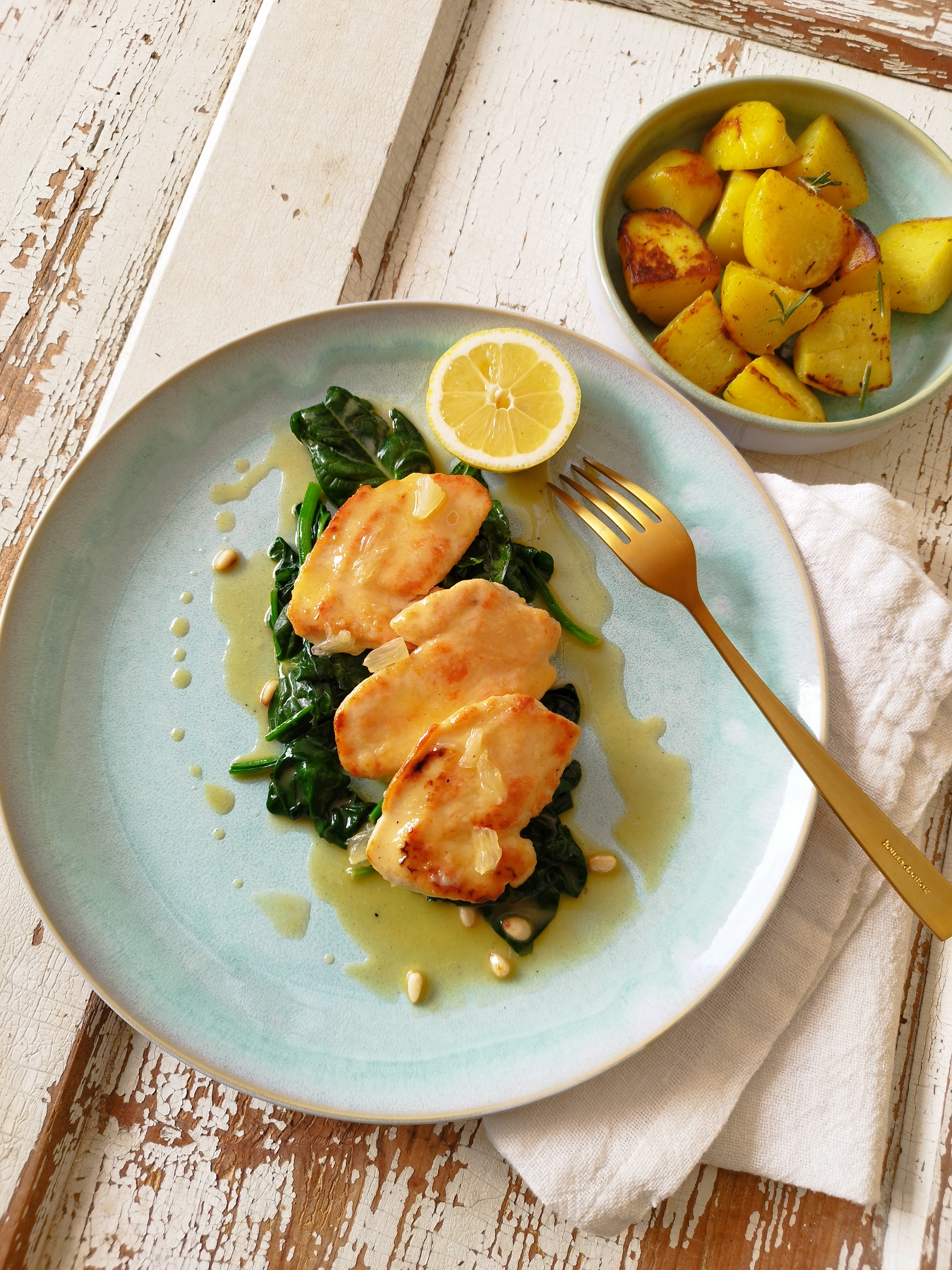 Zitronenschnitzel mit jungem Spinat und Pinienkernen