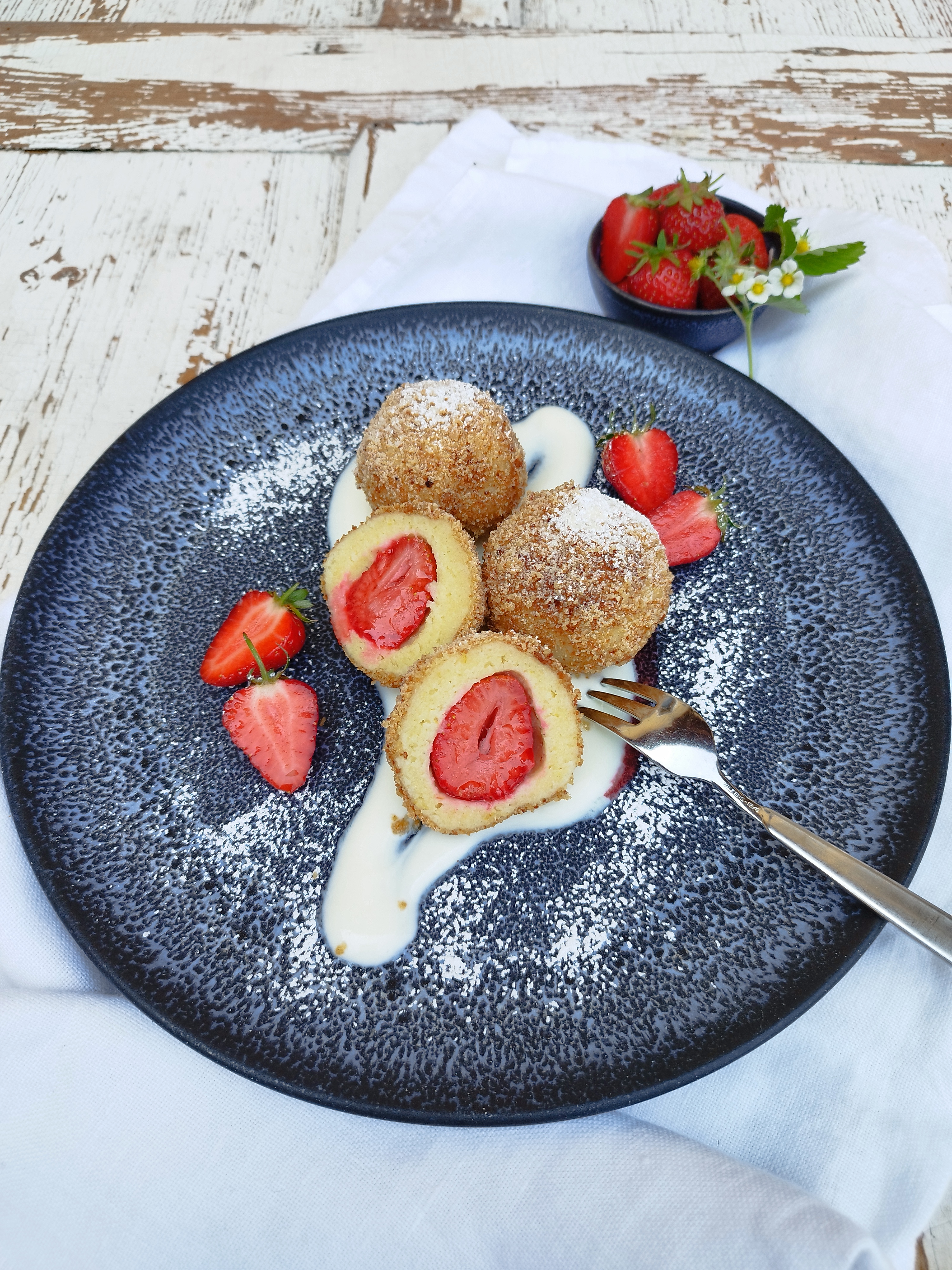 Erdbeerknödel mit Butterbrösel